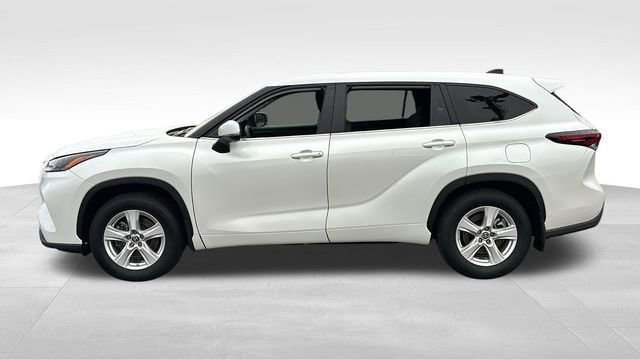 Used 2025 Toyota Highlander LE AWD/4WD image 4