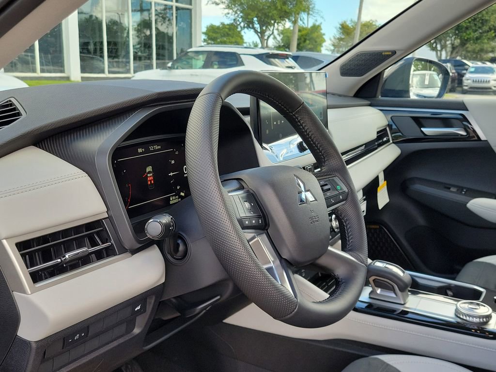 New 2025 Mitsubishi Outlander SE image 8