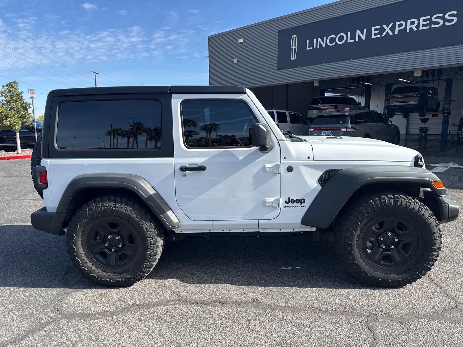Used 2025 Jeep Wrangler Sport AWD/4WD image 4