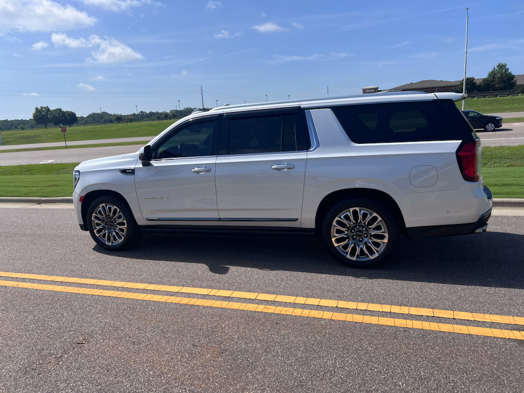 Used 2023 GMC Yukon XL Denali Ultimate AWD/4WD image 8