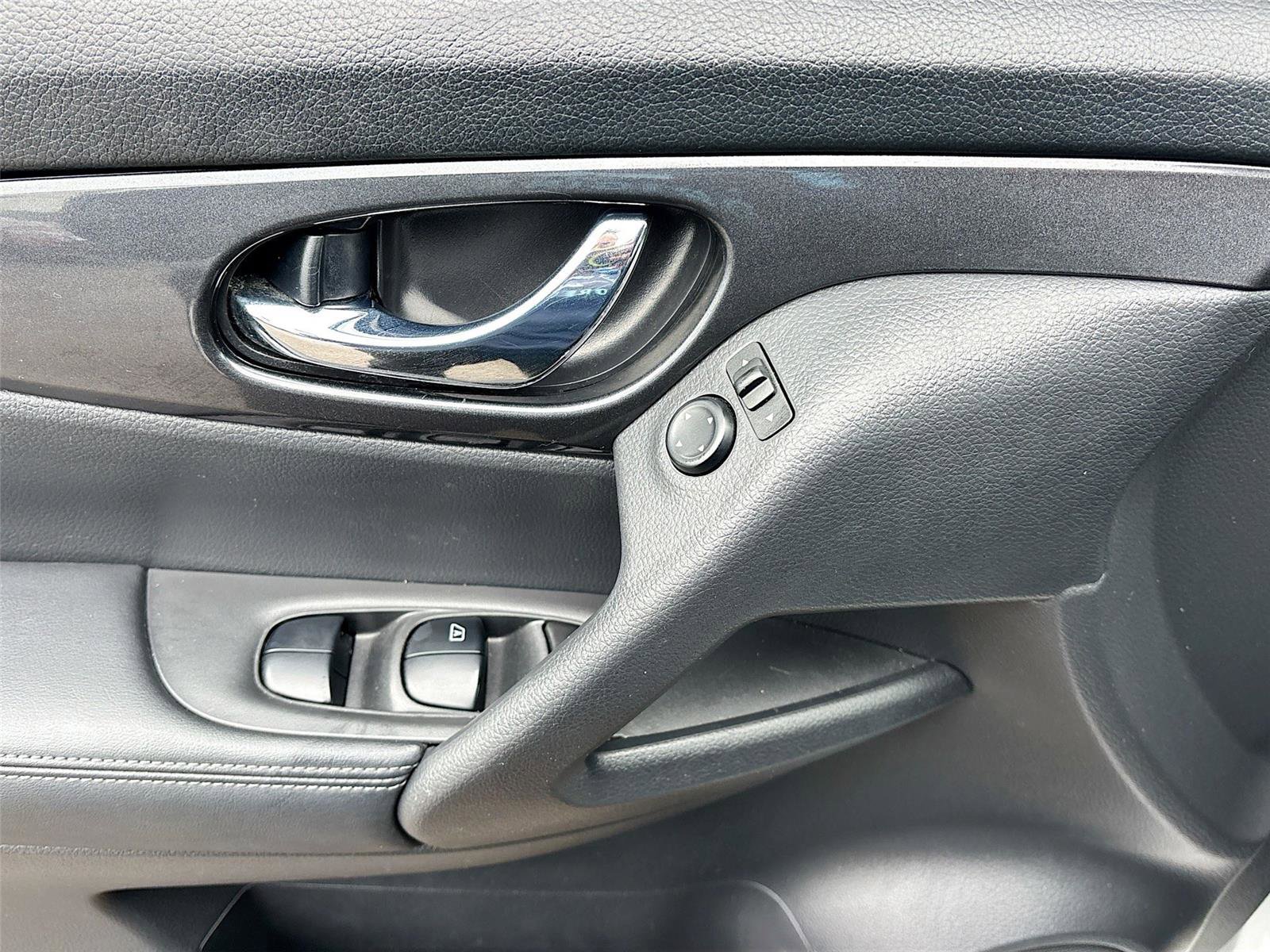 Used 2019 Nissan Rogue S w/ Special Edition Package image 17