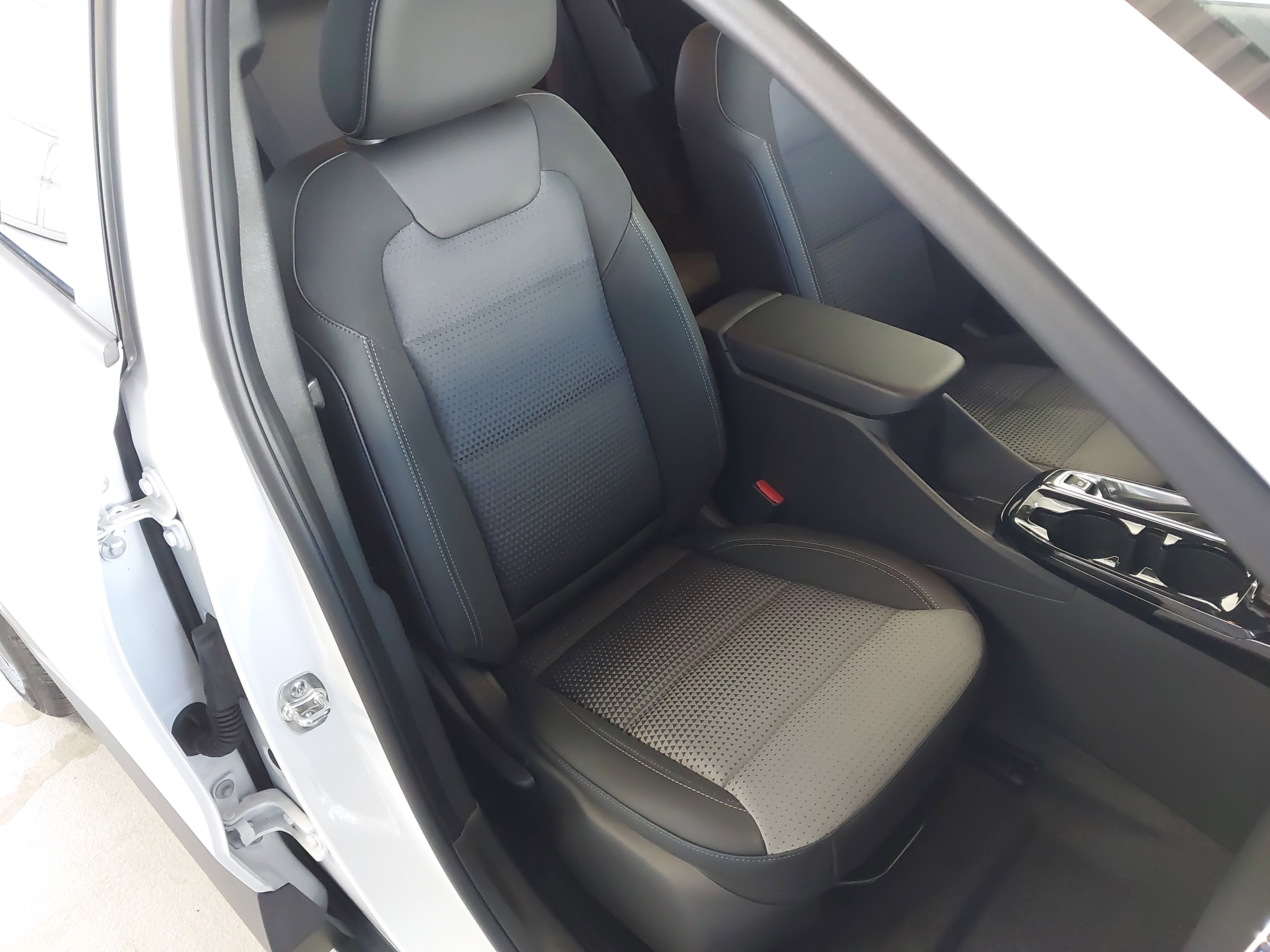 Used 2025 Chevrolet Trax LT w/ Driver Confidence Package image 28