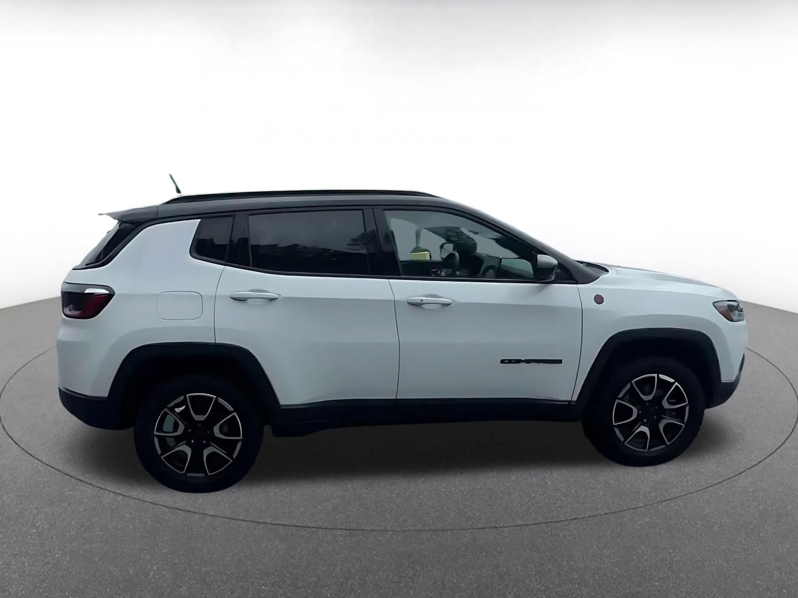 Used 2025 Jeep Compass Trailhawk AWD/4WD image 15