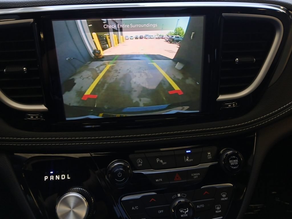 New 2027 Chrysler Pacifica Limited FWD image 9