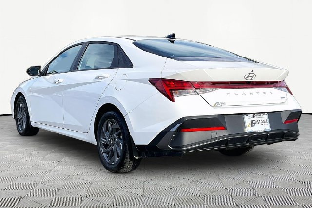 Used 2024 Hyundai Elantra Blue FWD image 4