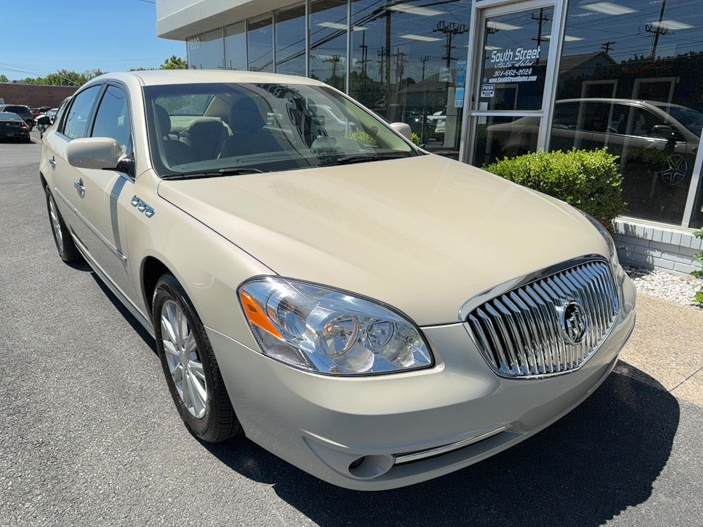Used 2011 Buick Lucerne CXL FWD image 2