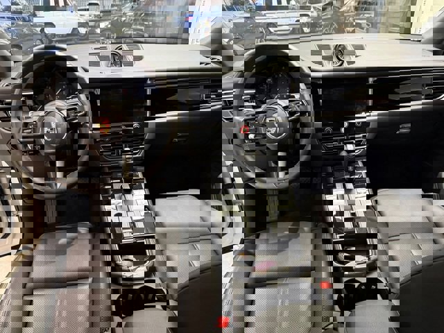 Used 2025 Porsche Macan image 17