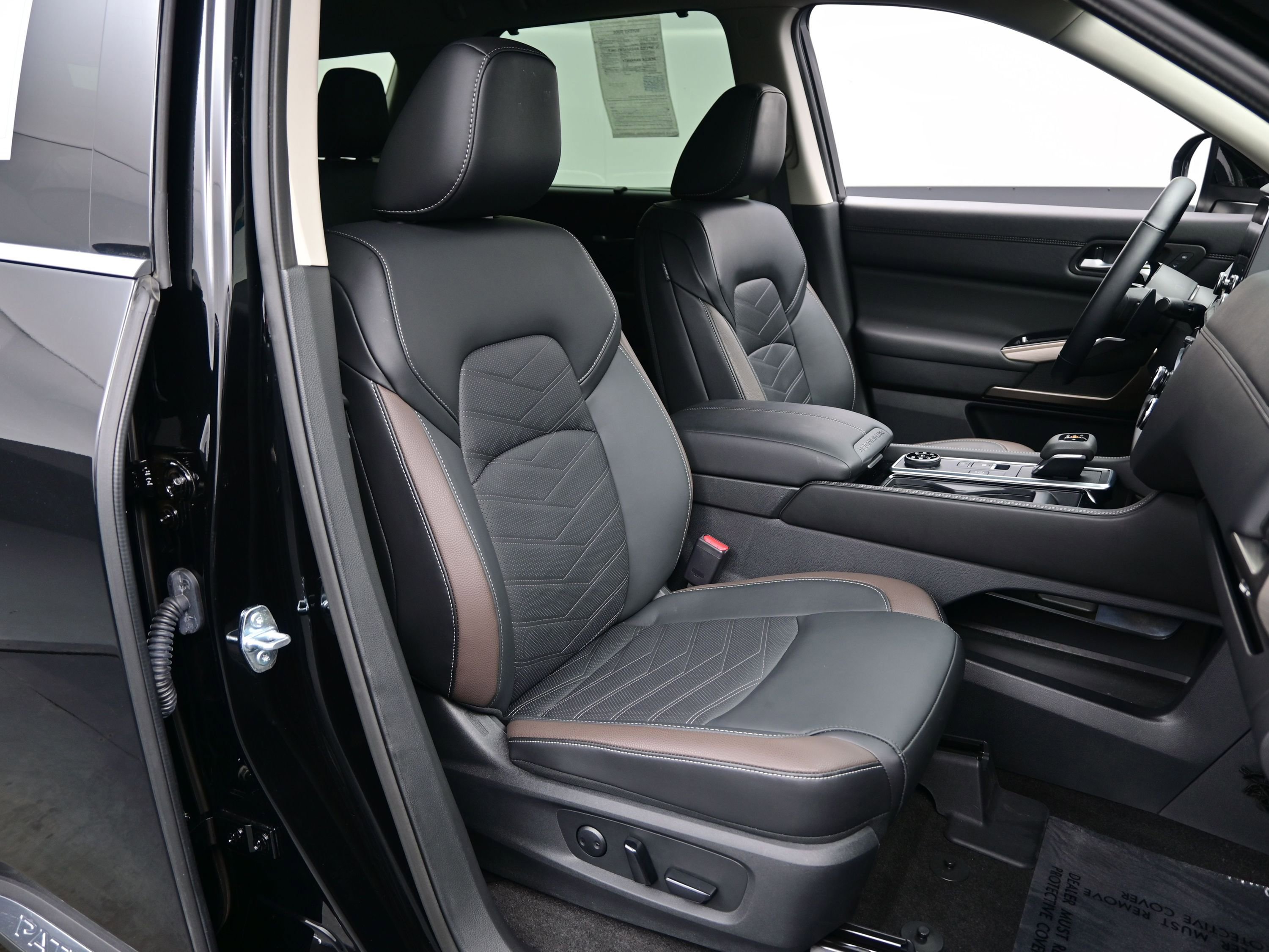 Used 2025 Nissan Pathfinder Platinum w/ Cargo Package image 14