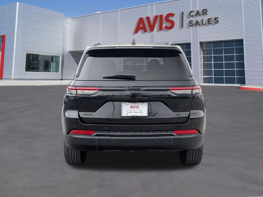 Used 2025 Jeep Grand Cherokee Altitude AWD/4WD image 5