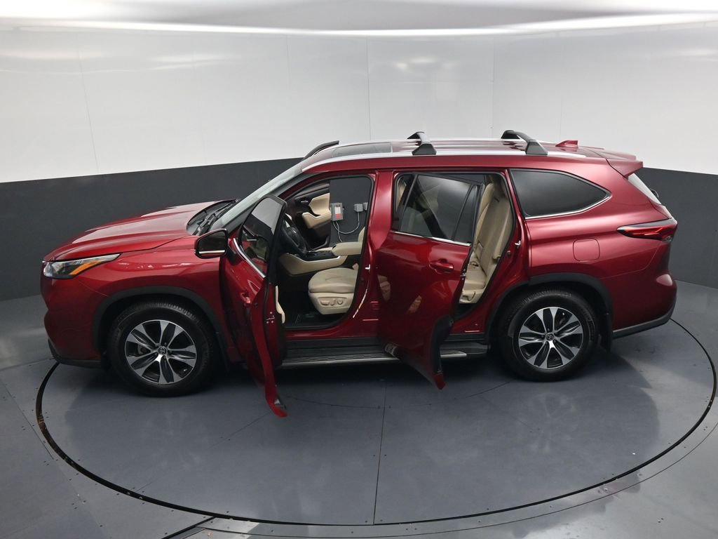 Used 2022 Toyota Highlander XLE FWD image 25