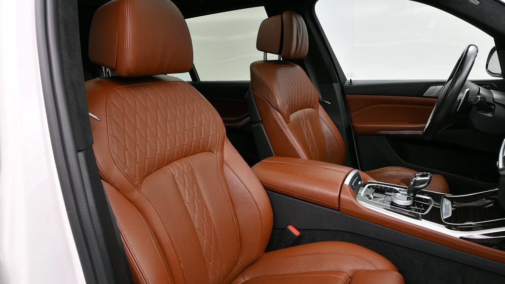 Used 2021 BMW X7 M50i w/ Dynamic Handling Package AWD/4WD image 38