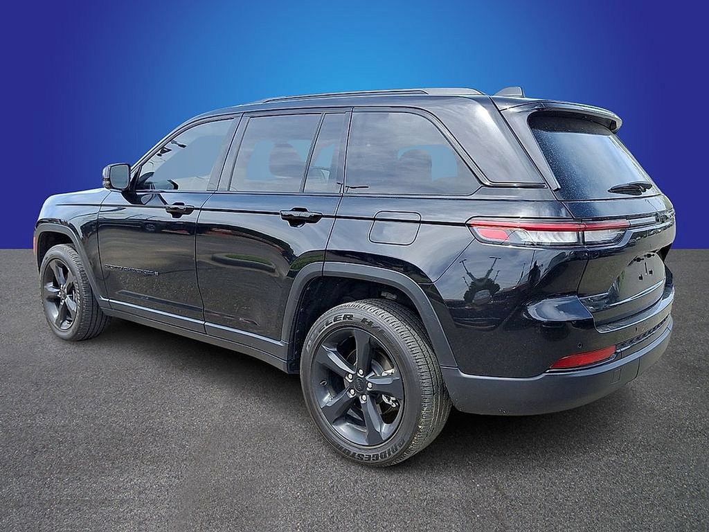 Used 2025 Jeep Grand Cherokee Altitude RWD image 6