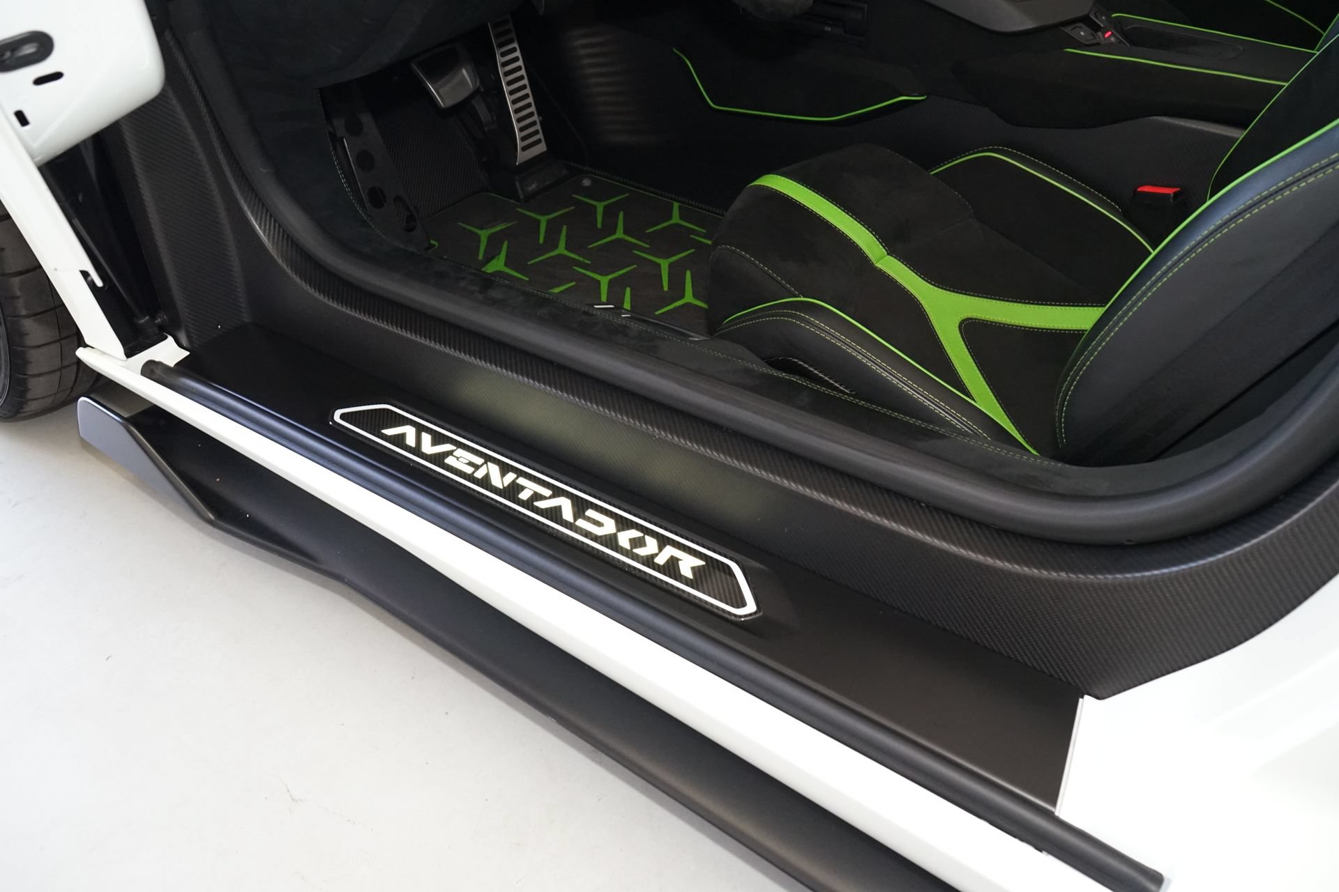 Used 2021 Lamborghini Aventador SVJ AWD/4WD image 30