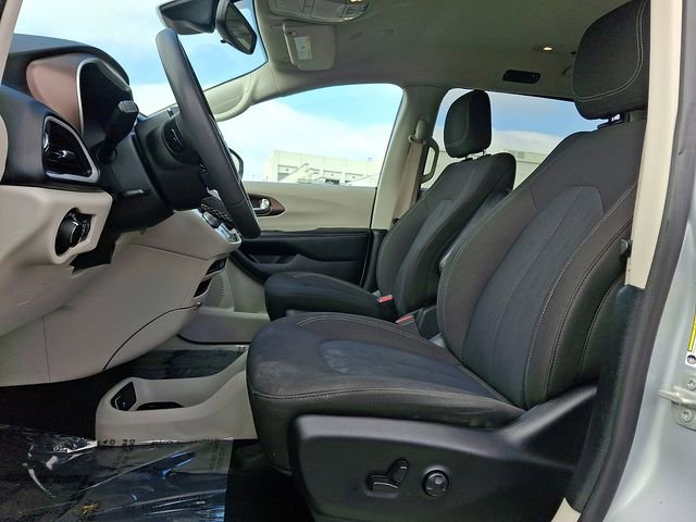 Used 2023 Chrysler Voyager LX image 15