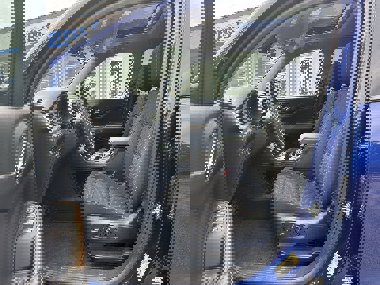 Certified 2023 GMC Acadia SLE w/ Driver Convenience Package image 15