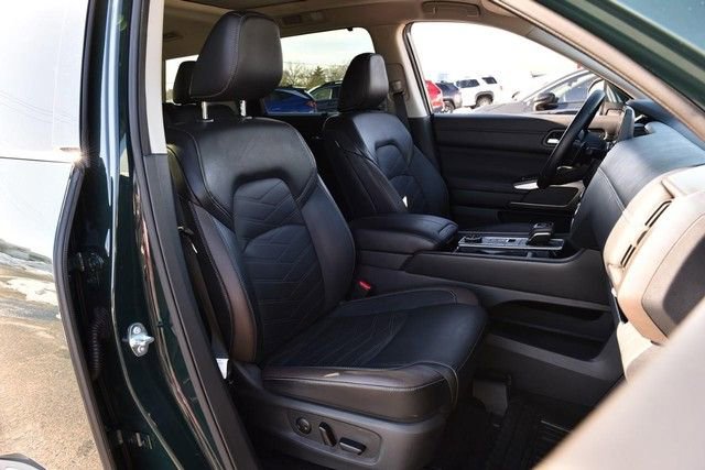 Certified 2025 Nissan Pathfinder Platinum w/ Lighting Package (N93) image 25