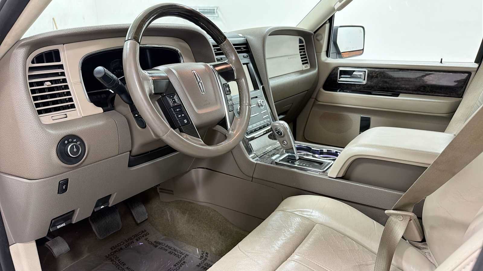 Used 2015 Lincoln Navigator 4WD image 12