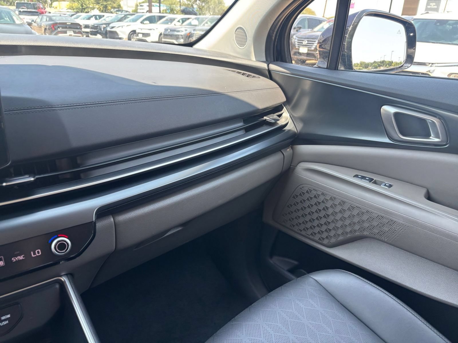 Used 2026 Kia Carnival FWD image 33