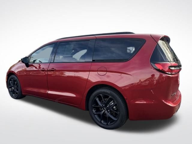 Certified 2025 Chrysler Pacifica Limited image 7