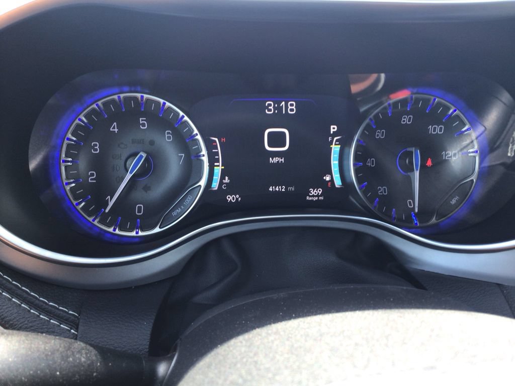Used 2025 Chrysler Pacifica Limited FWD image 16