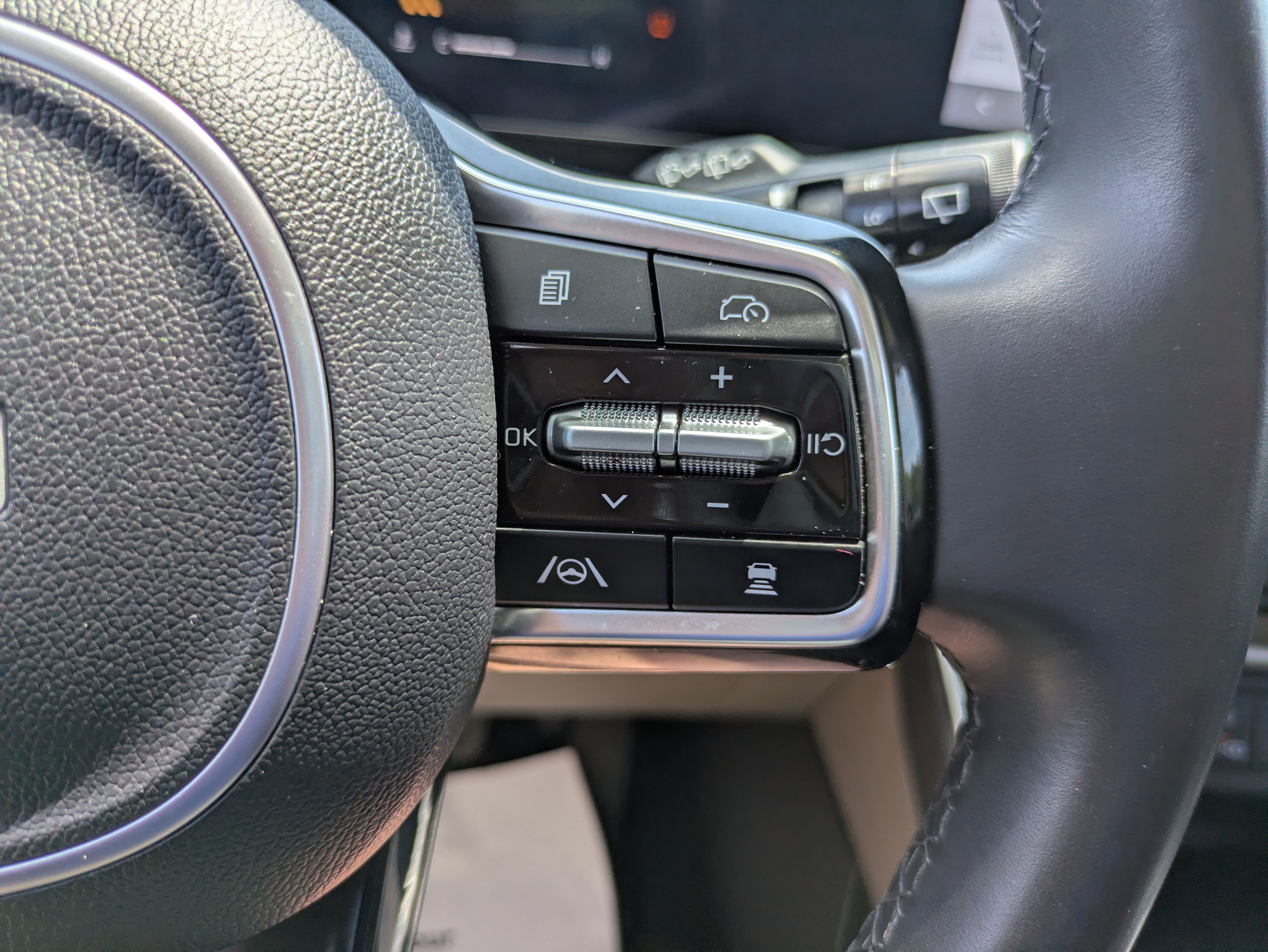 Used 2025 Kia Carnival FWD image 22