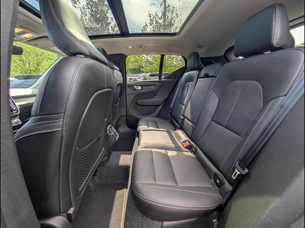 Certified 2025 Volvo XC40 B5 Plus AWD/4WD image 15