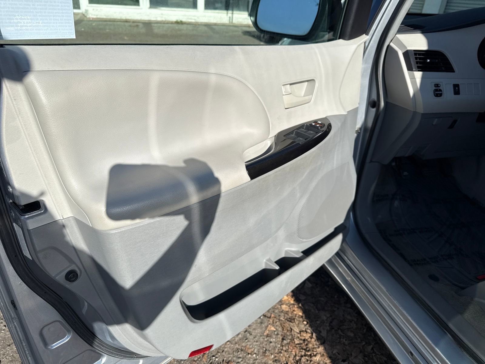 Used 2014 Toyota Sienna LE image 10