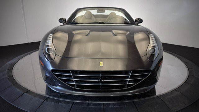 Used 2015 Ferrari California T image 40