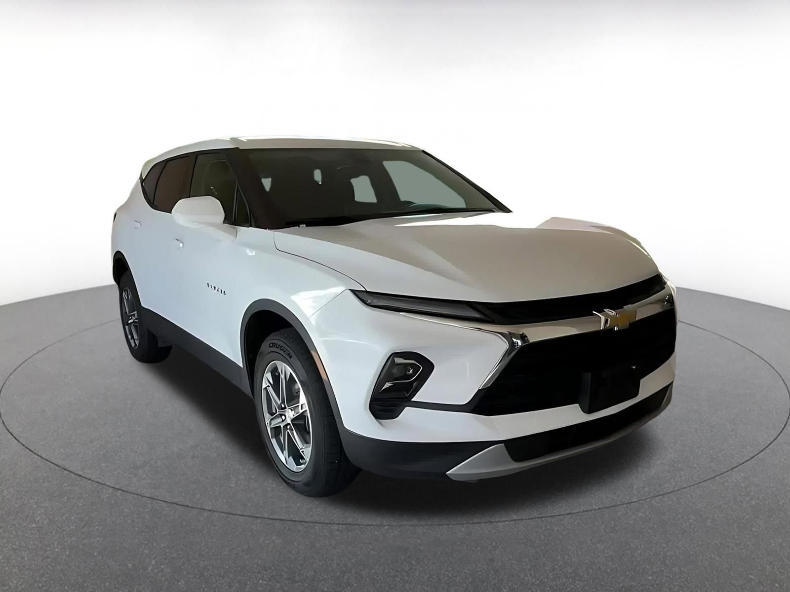 Used 2025 Chevrolet Blazer LT image 3