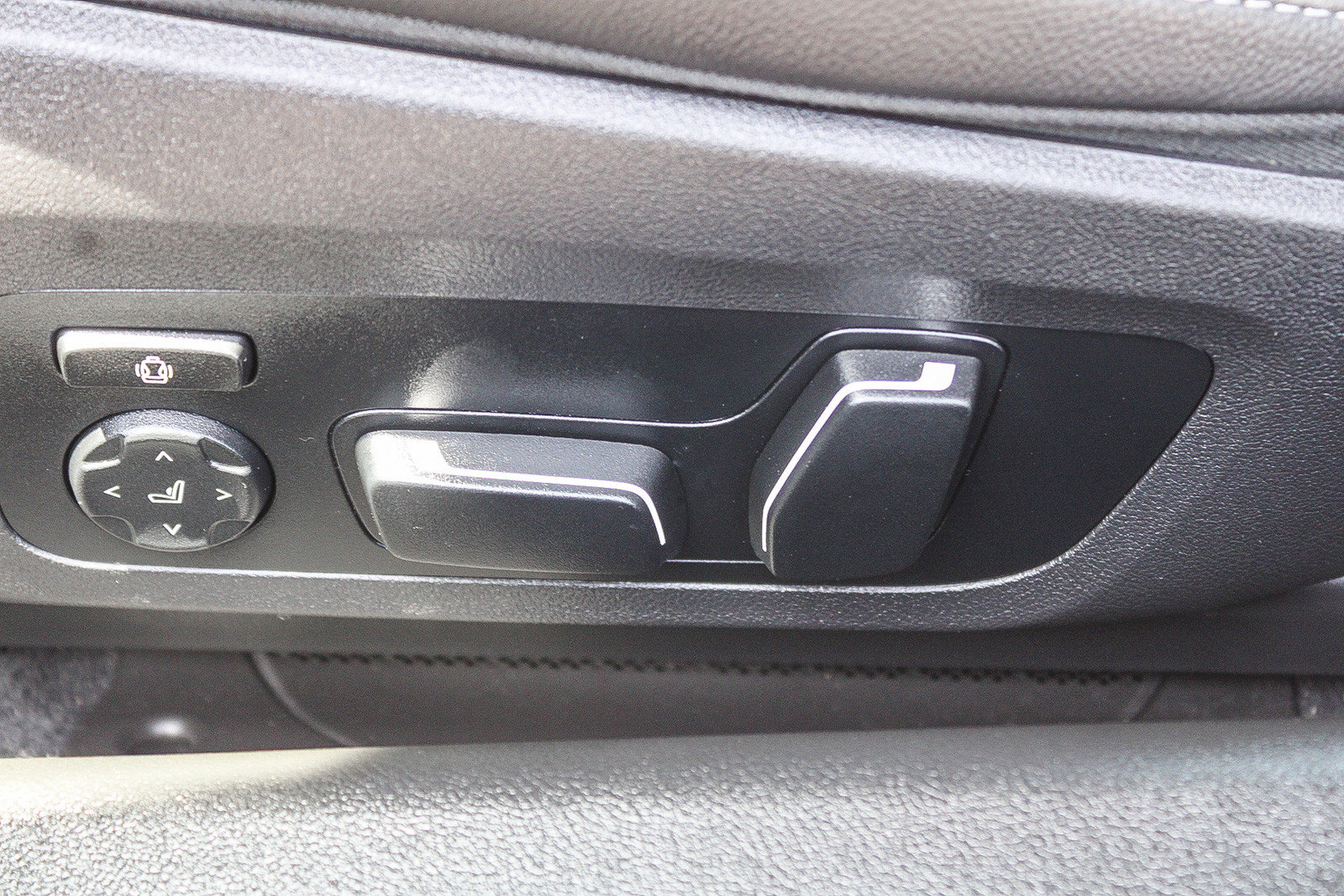 Used 2025 BMW M2 w/ Lighting Package RWD image 22