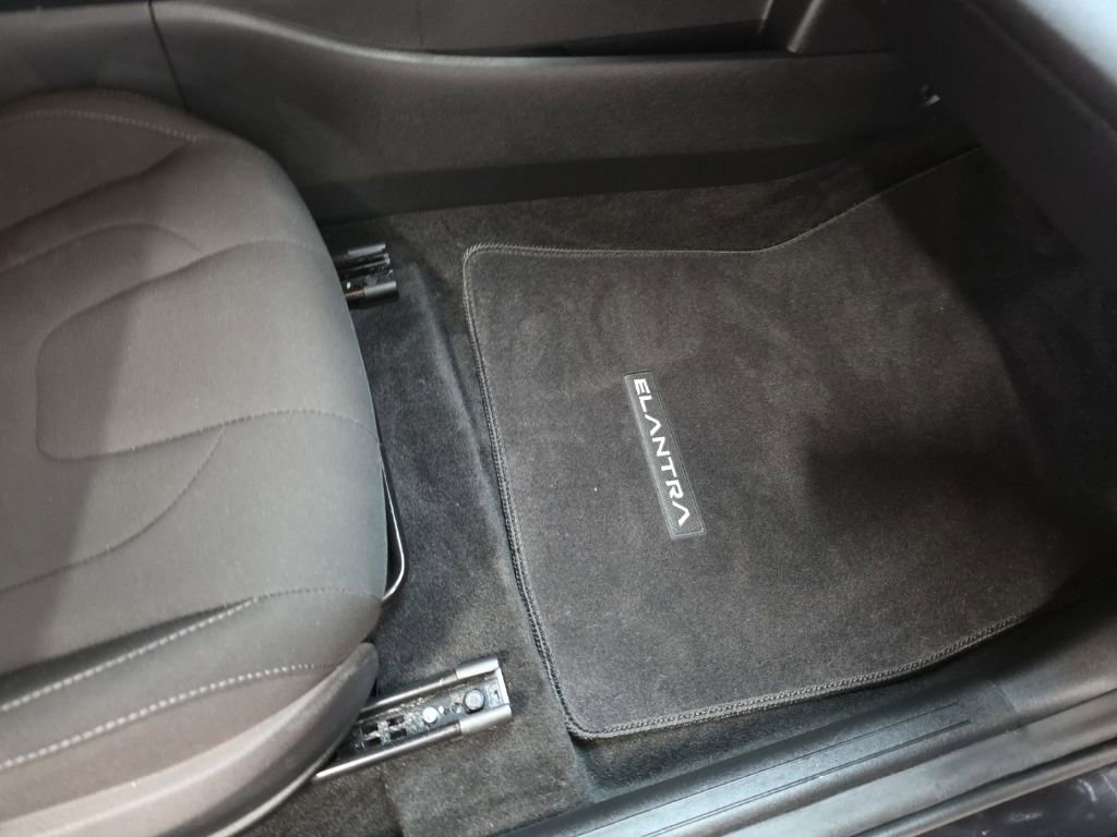 Used 2022 Hyundai Elantra SEL image 9