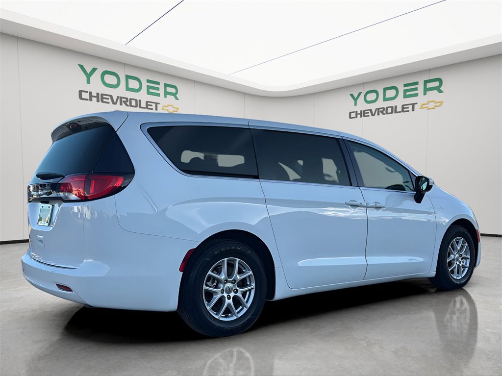Used 2022 Chrysler Voyager LX image 5
