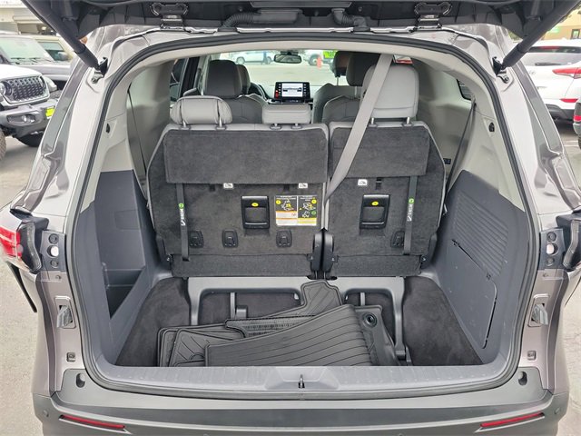 Used 2022 Toyota Sienna XLE image 9