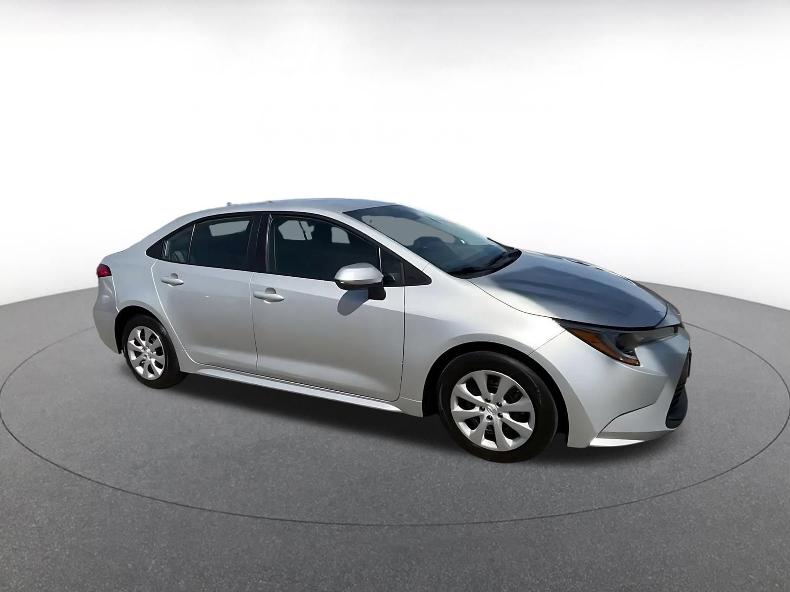 Used 2025 Toyota Corolla LE FWD image 2