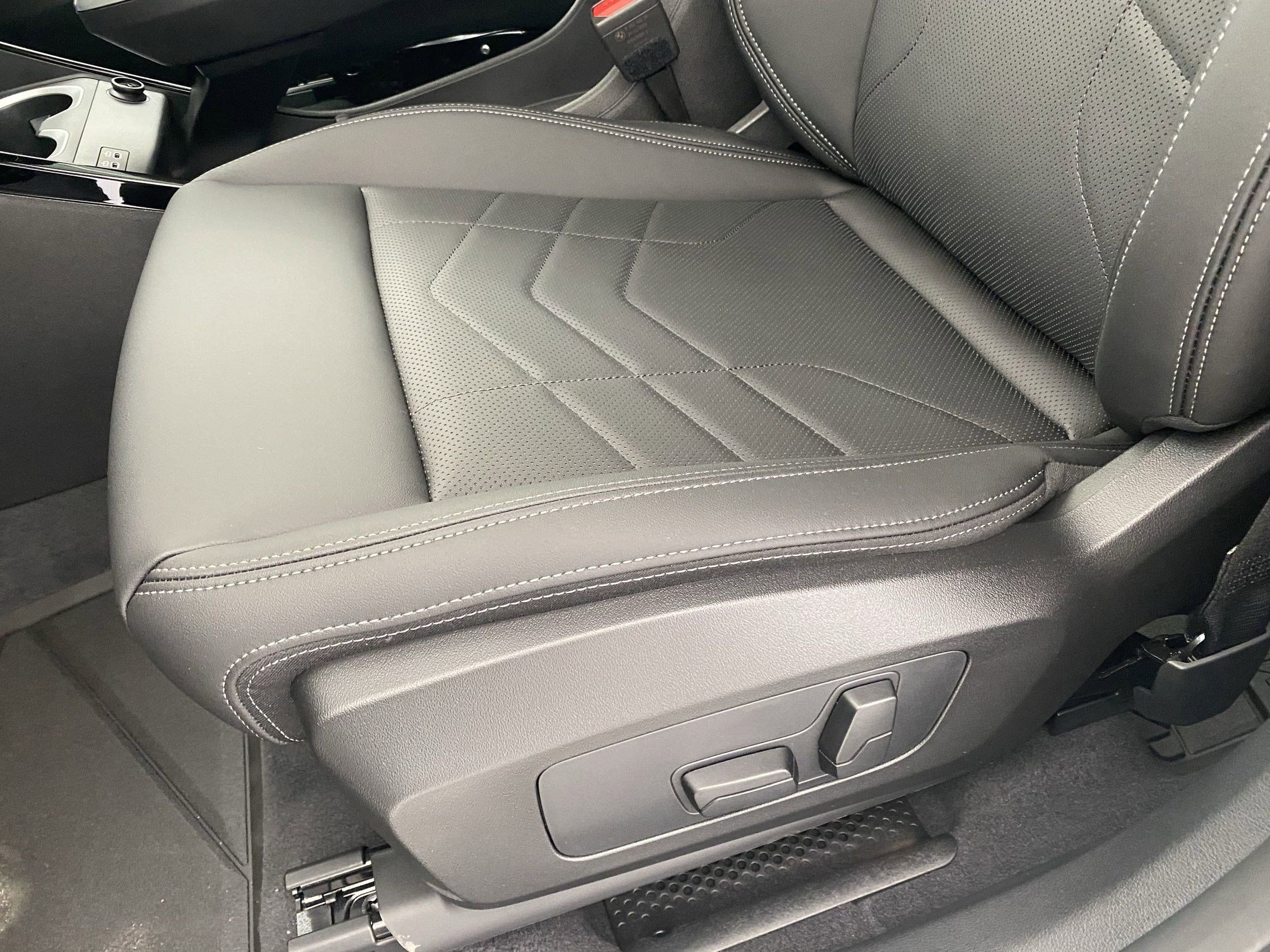 Used 2025 BMW X1 xDrive28i w/ Technology Package image 12