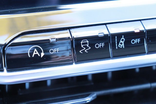 Used 2022 Jeep Compass Latitude FWD image 16