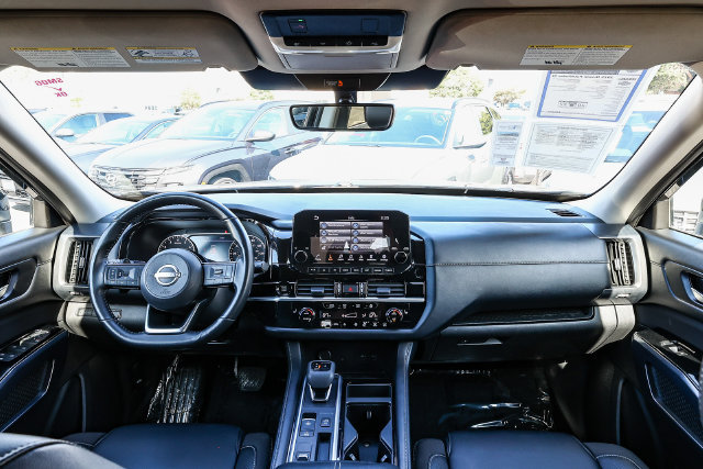 Used 2025 Nissan Pathfinder SL FWD image 13