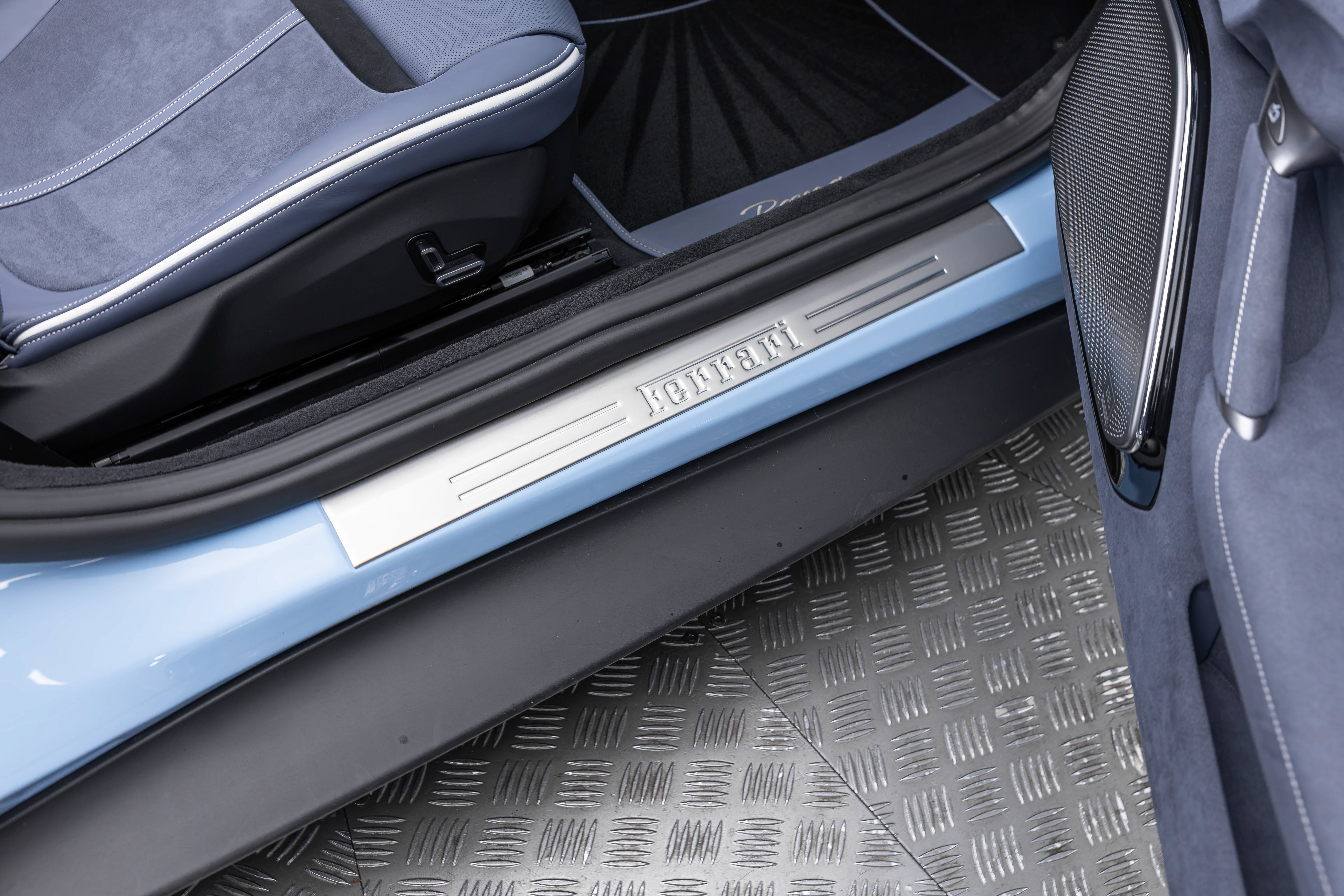 Certified 2025 Ferrari Roma Spider RWD image 38