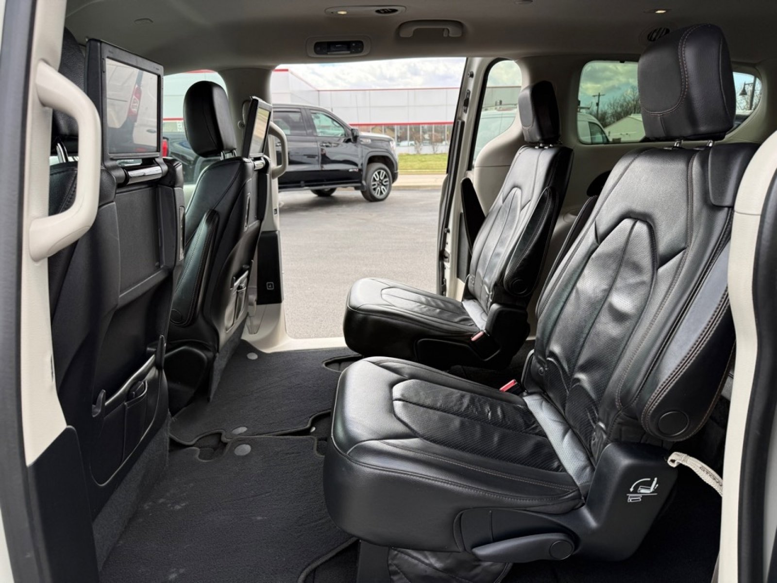 Used 2017 Chrysler Pacifica Touring-L Plus image 29