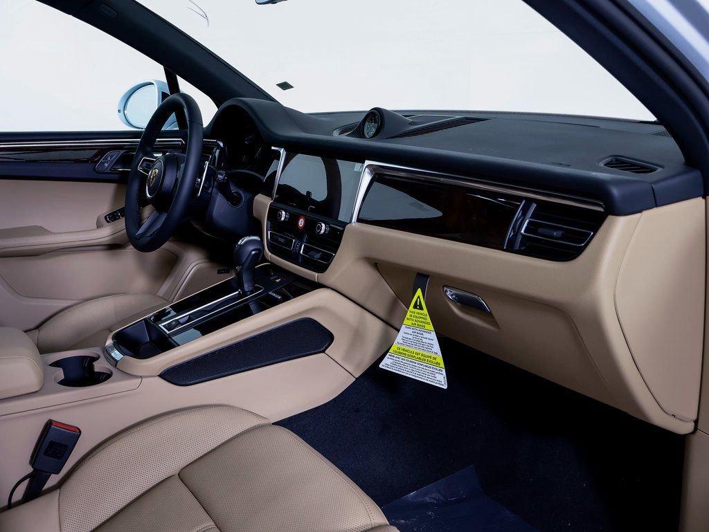 Certified 2025 Porsche Macan AWD/4WD image 7