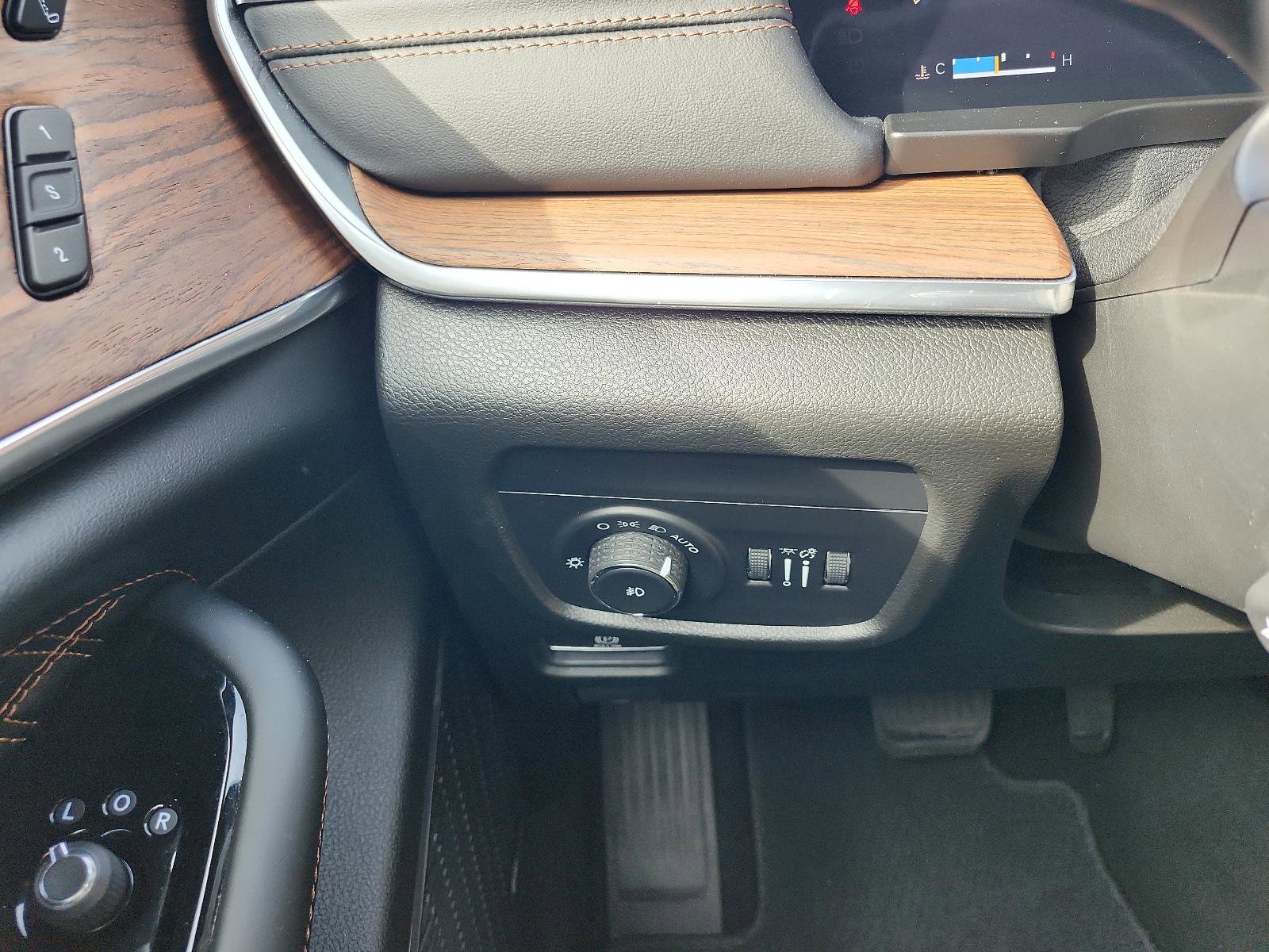 Used 2023 Jeep Grand Cherokee L Summit w/ Advanced Protech Group IV image 24