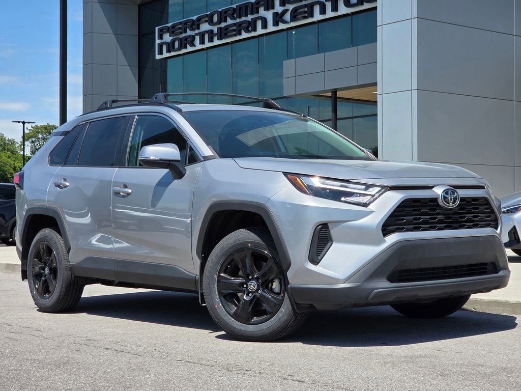 Used 2022 Toyota RAV4 XLE AWD/4WD image 2