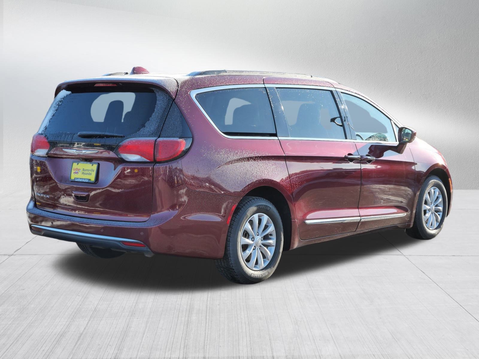 Used 2017 Chrysler Pacifica Touring-L image 7