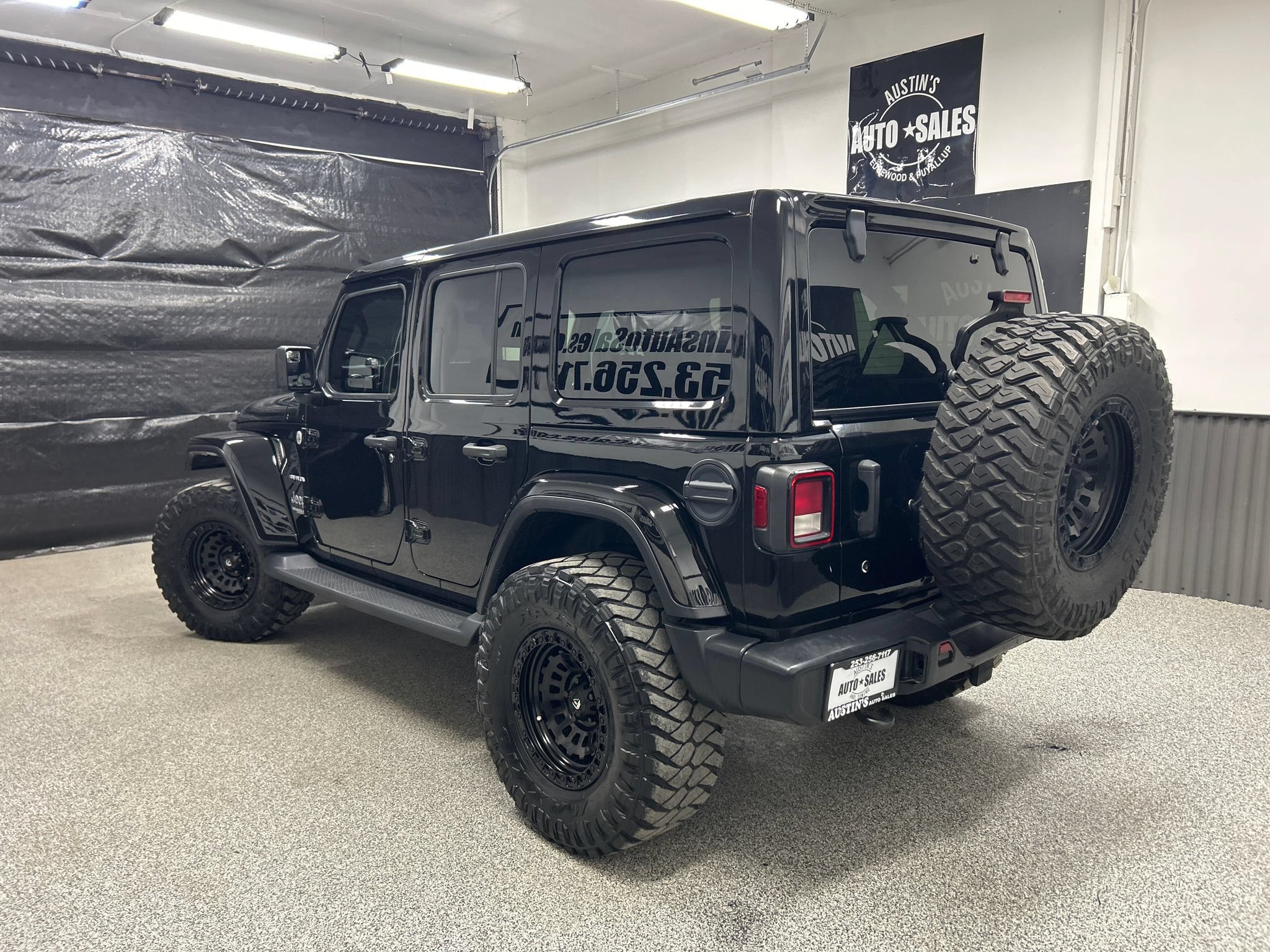 Used 2020 Jeep Wrangler Unlimited Sahara w/ Uconnect 4C Nav & Sound Group AWD/4WD image 4