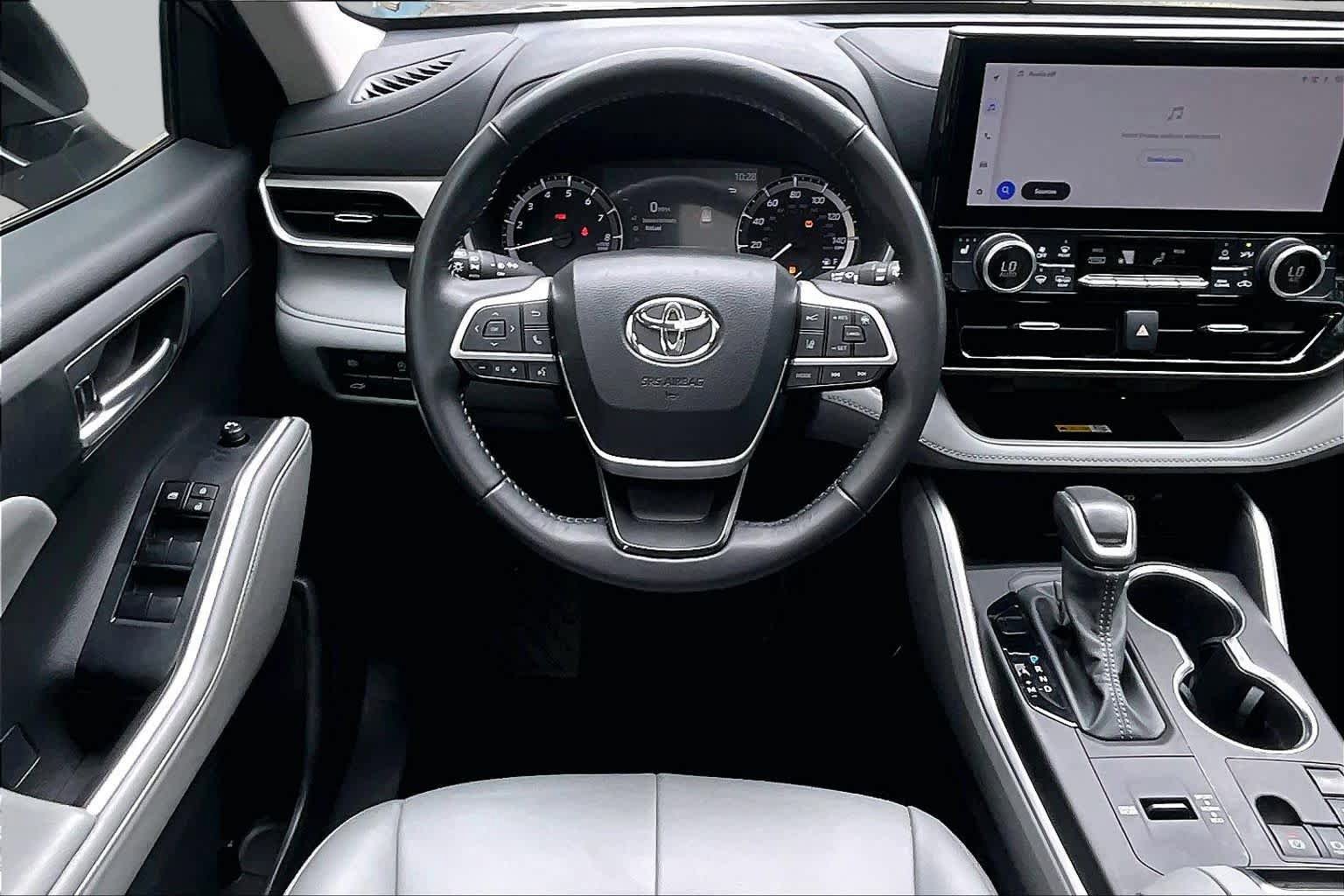 Used 2024 Toyota Highlander XLE FWD image 6