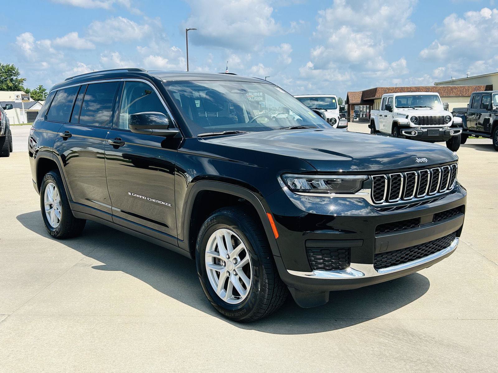 Used 2022 Jeep Grand Cherokee L Laredo w/ Luxury Tech Group I AWD/4WD image 2