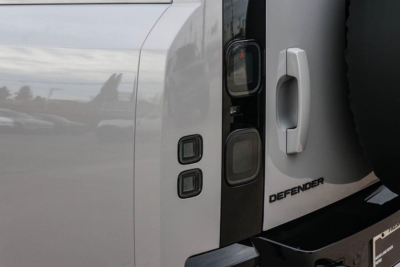 New 2026 Land Rover Defender 130 X-Dynamic SE image 11