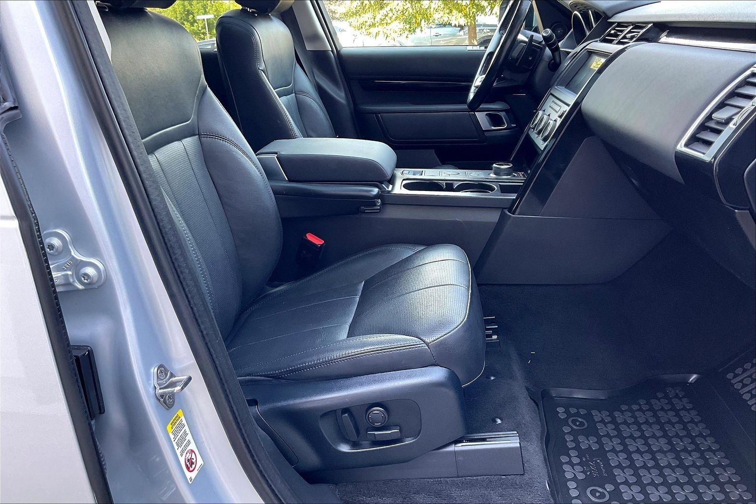 Used 2020 Land Rover Discovery SE AWD/4WD image 25