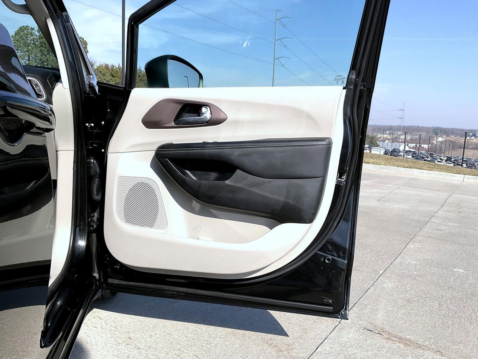 Used 2023 Chrysler Voyager LX image 17