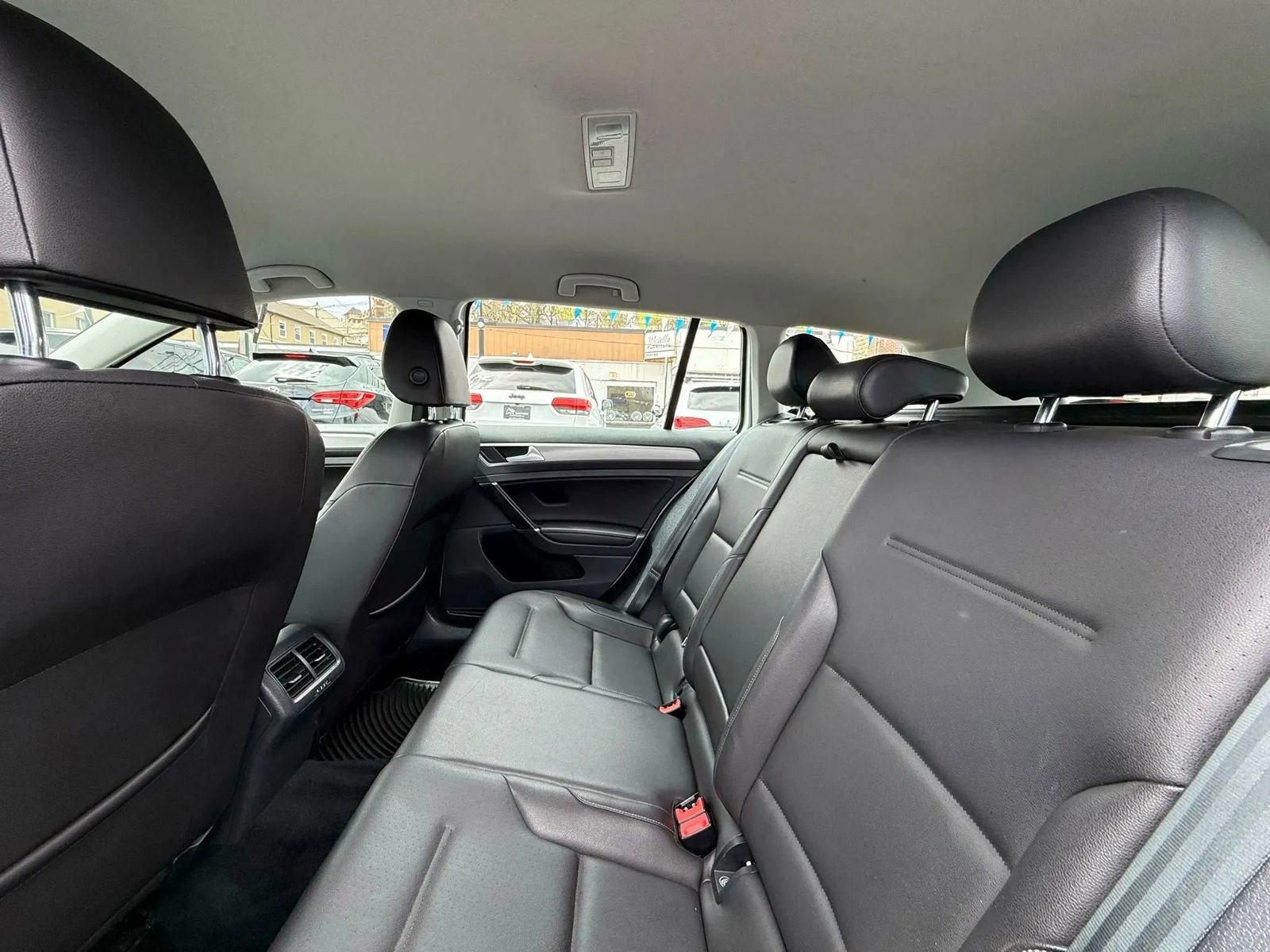 Used 2015 Volkswagen Golf S image 41